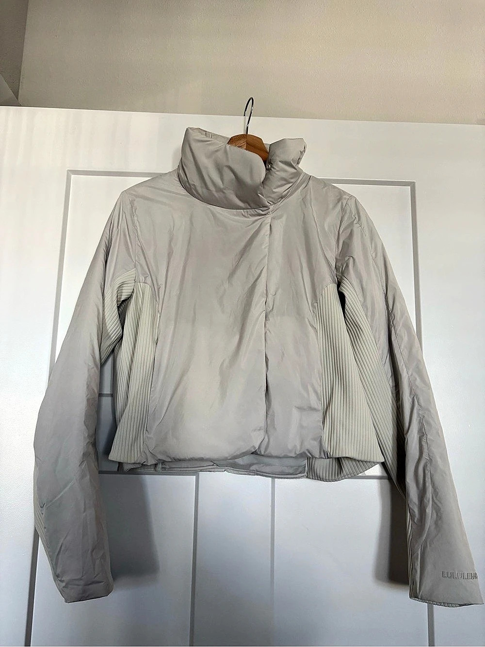 LULULEMON - softmatte insulated cropped jacket (size 8 - cream/grey)